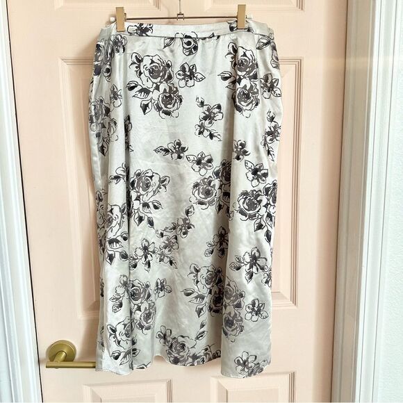$5 SALE Vintage white rose print skirt - Picture 1 of 4